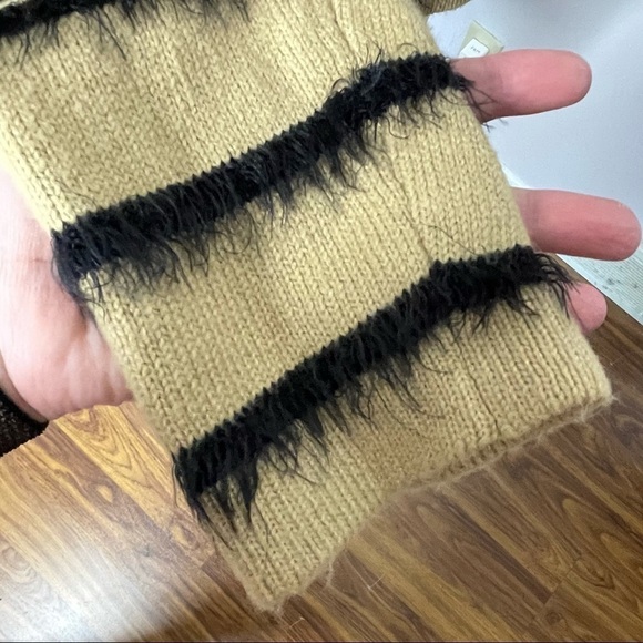 Vince Camuto Eyelash Yarn Striped Top M - Picture 5 of 8